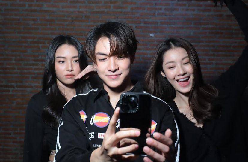 potret keakraban para pemeran drama Ploy's Yearbook (instagram.com/snap25_production)