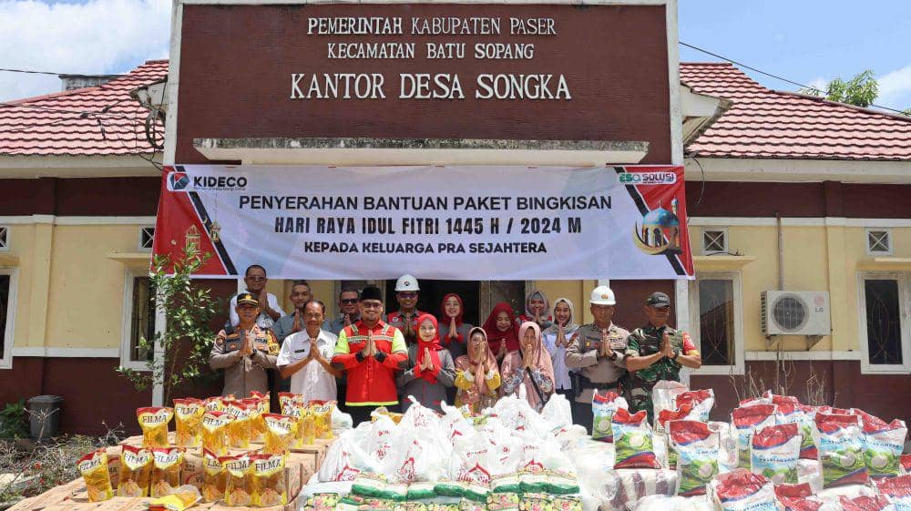 Direktur Utama Kideco Mohammad Kurnia Ariawan menyerahkan 16.300 paket sembako kepada wakil dari Kabupaten Paser, Misran, (30/3/2024). Foto Kideco