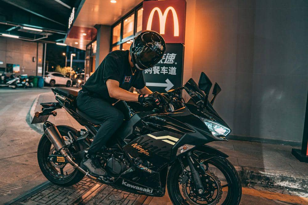 ilustrasi pemotor yang istirahat di rest area (Unsplash.com/Jingming Pan)