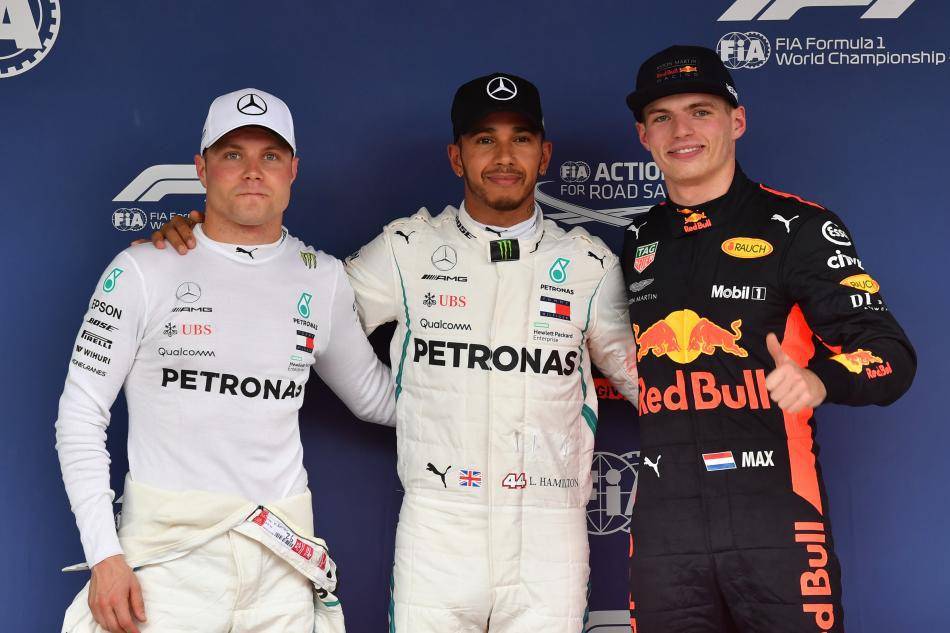 Lewis Hamilton (tengah) meraih pole position di sesi kualifikasi GP Jepang 2018 diikuti Valtteri Bottas (kiri) di posisi kedua dan Max Verstappen (kanan) di posisi ketiga. (fia.com)
