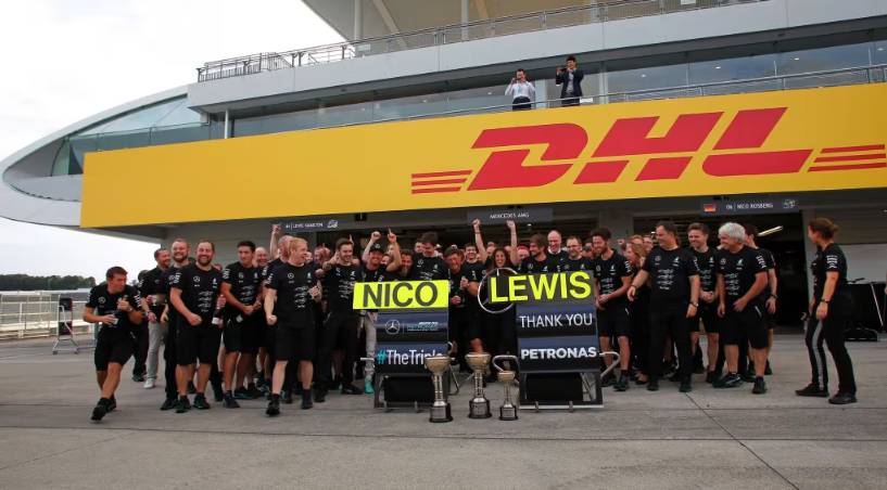 Mercedes merayakan keberhasilan mengunci gelar juara konstruktor Formula 1 2016 di GP Jepang 2016. (formula1.com)