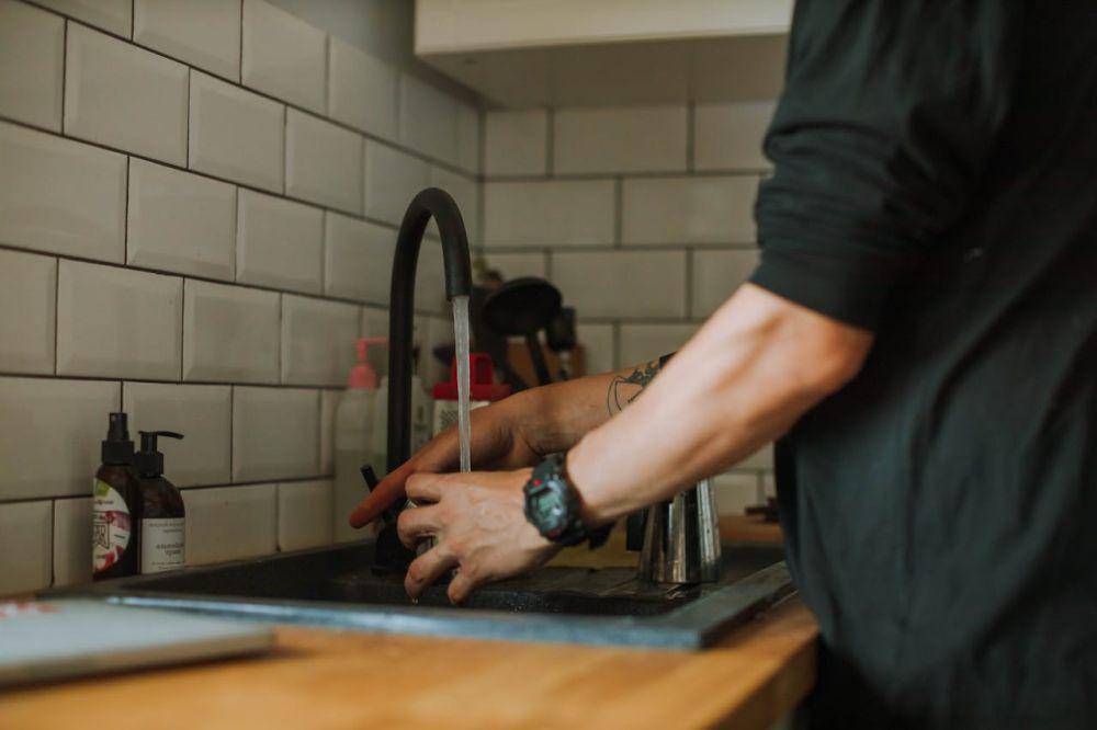 ilustrasi wastafel dapur (pexels.com/Anastasia  Shuraeva)