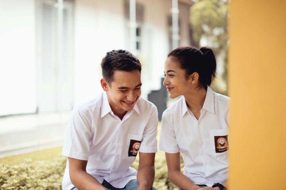 potret Adipati Dolken dan Putri Marino saat menjadi anak SMA dalam film Posesif. (instagram.com/putrimarino)