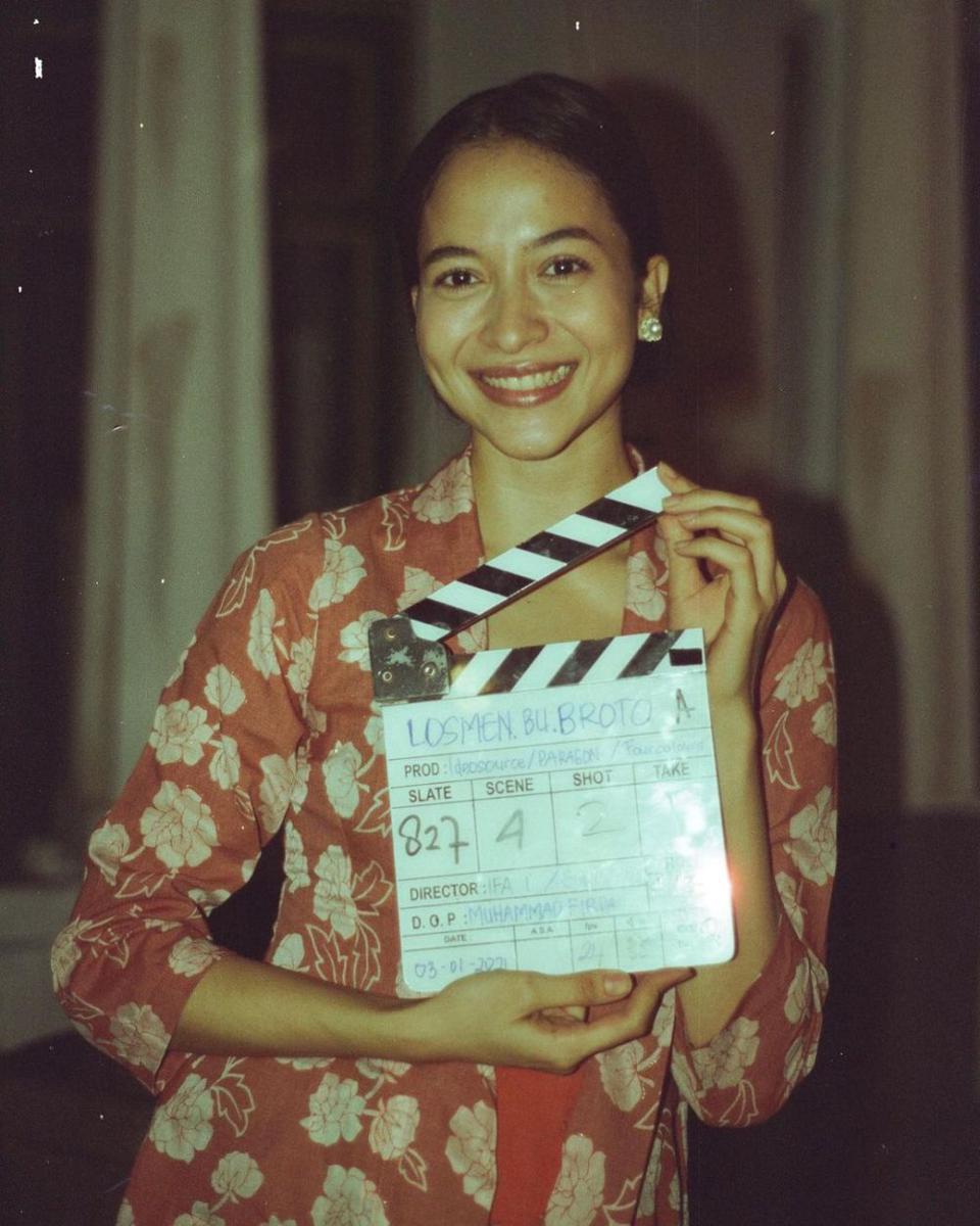 potret Putri Marino saat syuting film Losmen Bu Broto. (instagram.com/putrimarino)