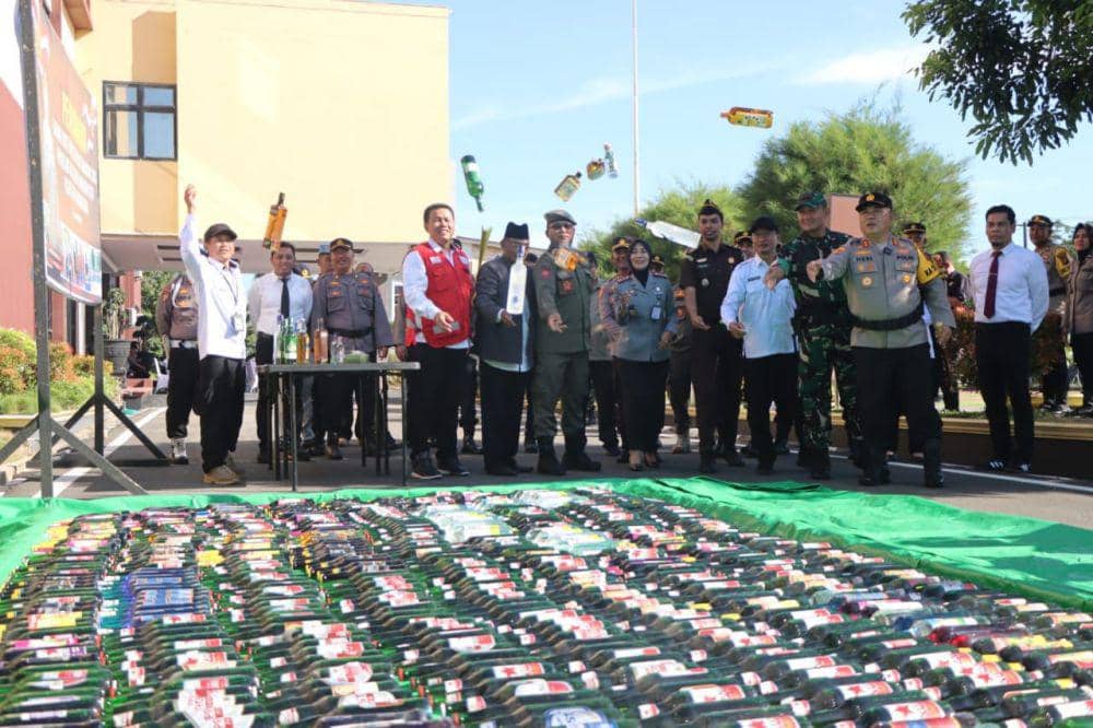 Polres Kutai Kartanegara di Kalimantan Timur musnahkan ratusan botol minuman keras selama Ramadan tahun 2024. Foto istimewa