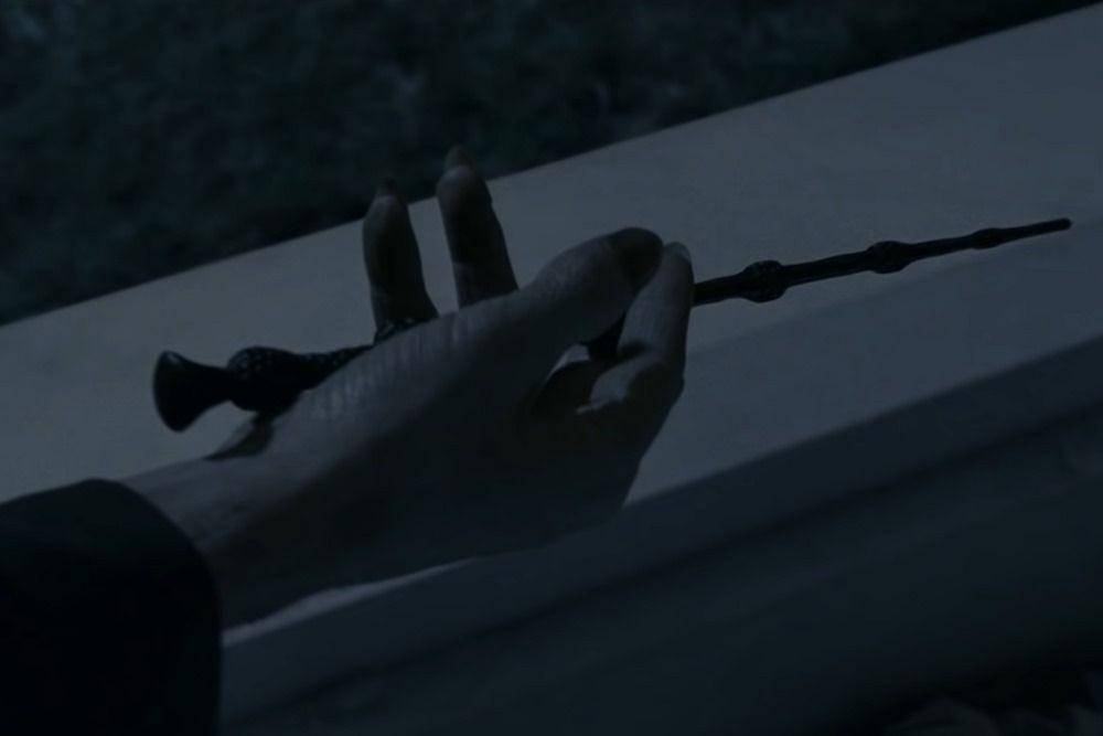 Tongkat Sihir Elder Wand ditangan Voldemort (dok. Warner Bros)