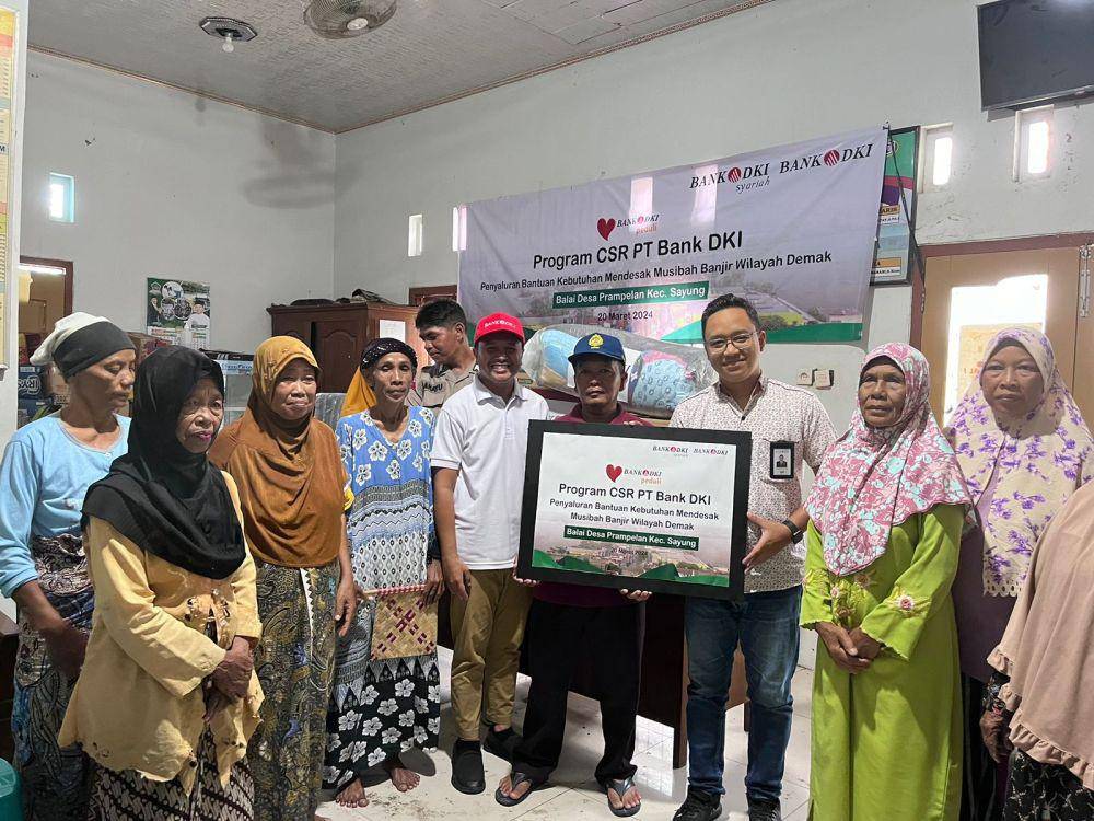 Bank DKI Peduli menyerahkan bantuan kebutuhan mendesak kepada warga di Desa Prampelan, Kecamatan Sayung, Demak. (dok. Bank DKI)