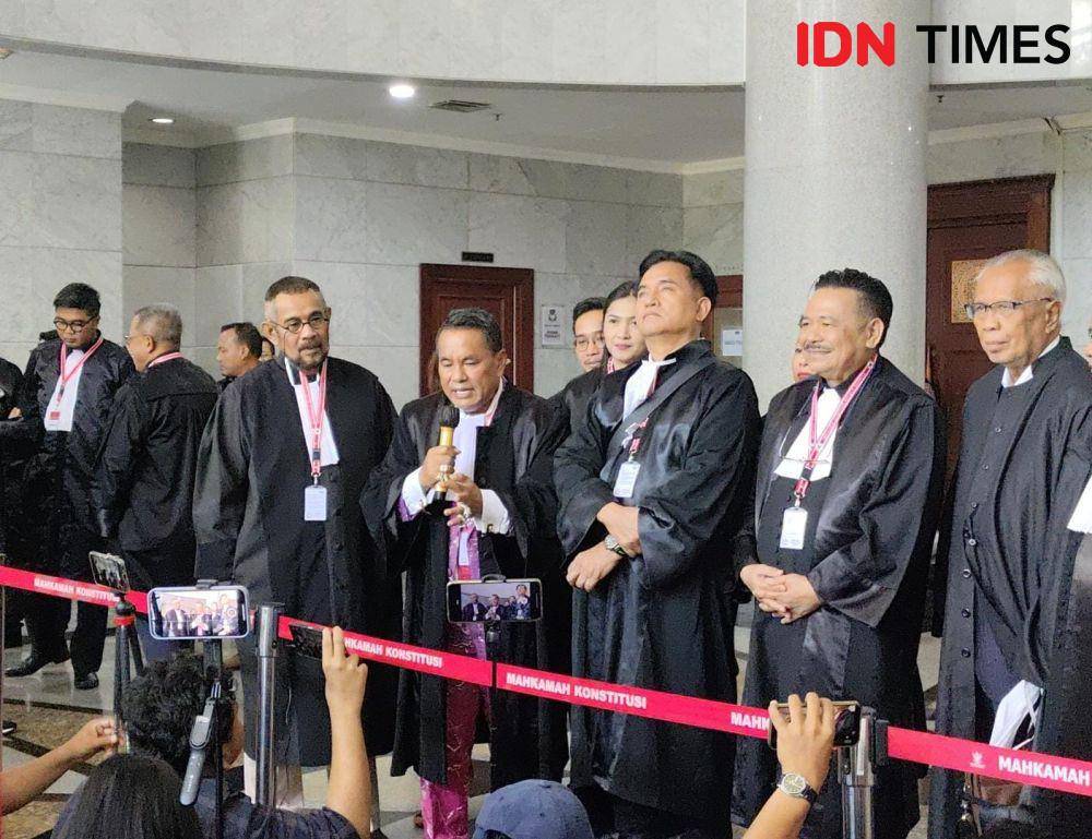 Kuasa hukum Pihak Terkait, Prabowo - Gibran saat konferensi pers di Gedung MK, Jakarta Pusat (4/4/2024) (IDN Times/Yosafat Diva Bayu Wisesa)