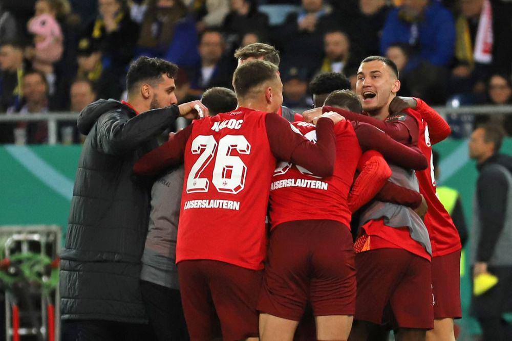 Pemain FC Kaiserslautern merayakan gol yang mereka cetak pada laga semifinal DFB Pokal 2023/2024. (instagram.com/1fckaiserslautern1900)