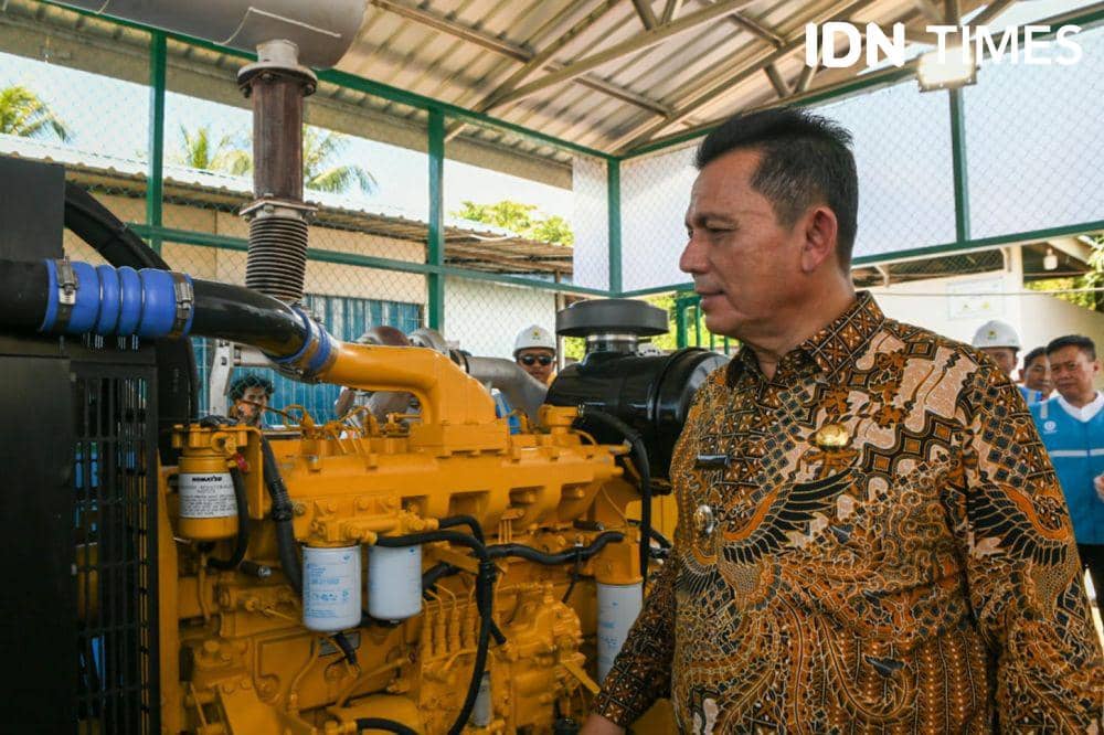 Gubernur Provinsi Kepulauan Riau, Ansar Ahmad saat meresmikan program Kepri Terang di Pulau Karas (IDN Times/Putra Gema Pamungkas)