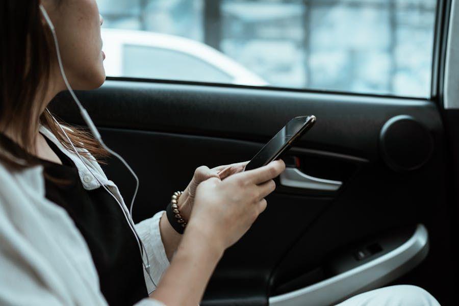 Apakah Mendengarkan Lagu Bisa Meredakan Mabuk Perjalanan?