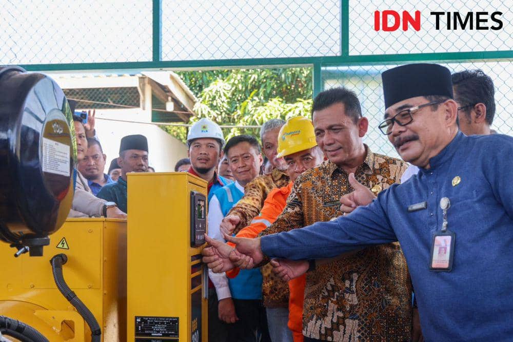 Gubernur Kepri, Ansar Ahmad saat meresmikan program Kepri Terang di Pulau Karas (IDN Times/Putra Gema Pamungkas)