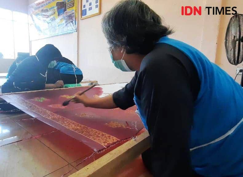 Ibu-ibu pelaku usaha batik di  Galeri Batik Semoi Nusantara (IDN Times/Ervan)