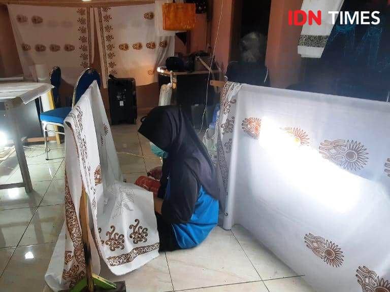 Seorang ibu membatik di Galeri Batik Semoi Nusantara (IDN Times/Ervan)