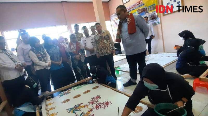 Wamenaker  Afriansyah Noor  beserta rombongan saat kunjungi Galeri Batik Semoi Nusantara (IDN Times/Ervan)