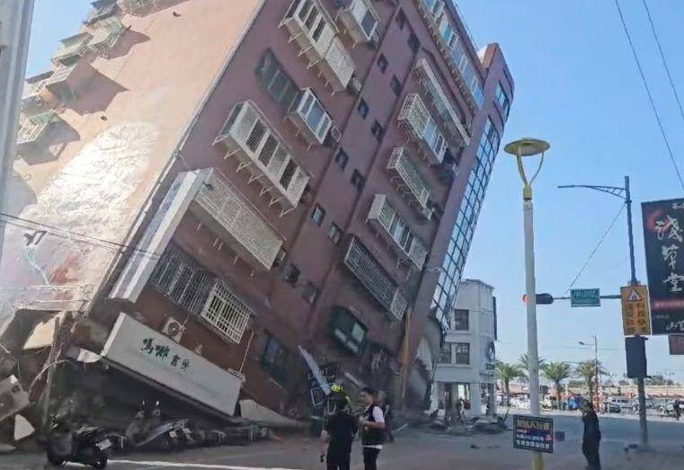 Salah satu gedung di Taiwan yang rusak akibat gempa  pada 3 April 2024.(IDN Times/Tangkapan layar)