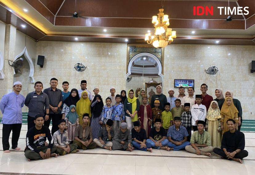 Grand Inna Medan menggelar buka puasa bersama dengan anak yatim sekaligus peringati HUT ke-48 tahun (IDN Times/Indah Permata Sari)