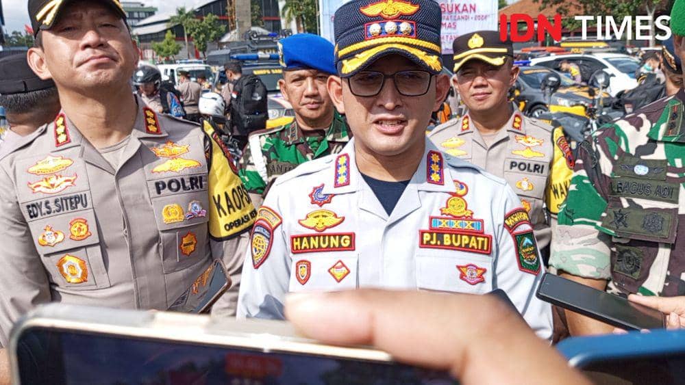 Pj Bupati Banyumas Hanung Cahyo Saputro saat beri keterangan kesiapan pemerintah dalam operasi ketupat candi 2024, Kamis (4/4/2024).(IDN Times/Cokie Sutrisno)