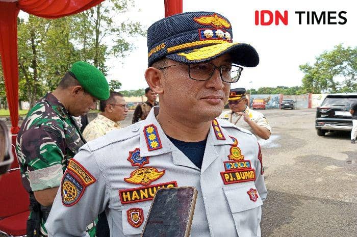 Hanung meminta masyarakat untuk segera menyampaikan bila didapat ada jalan kewenangan kabupaten yang rusak selama operasi ketupat candi 2024, Kamis(4/4/2024).(IDN Times/Cokie Sutrisno)
