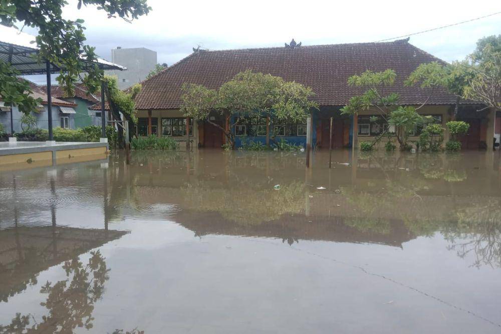 Kondisi SDN 1 Padangsambian Kelod Denpasar Barat terendam air hujan (Dok.IDN Times/istimewa)