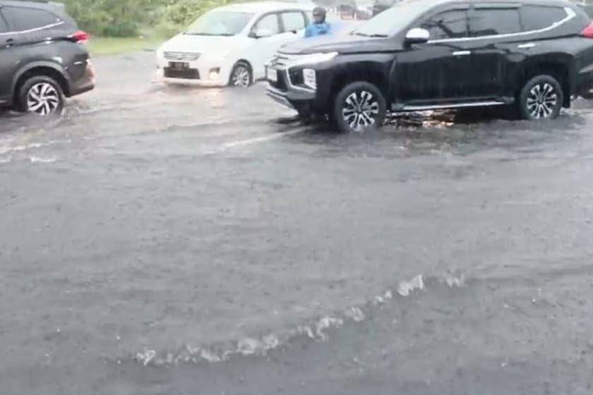 Kondisi jalan menuju kawasan Bandara Internasional I Gusti Ngurah Rai pada 4 April 2024 (screenshot)