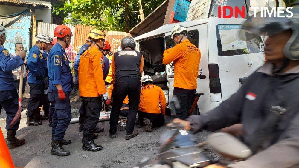 Sejumlah personel SAR gabungan mengevakuasi sopir minibus. (IDN Times/Dok Humas Basarnas Semarang)