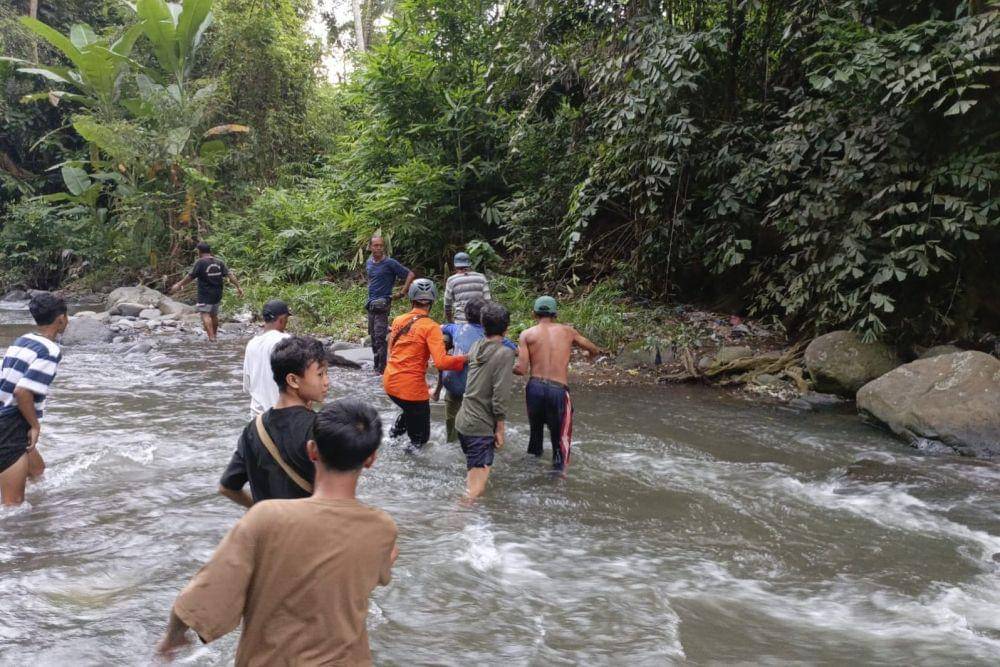 Tim SAR Basarnas Bali melakukan penyisiran sungai mencari nenek yang diduga hilang terseret arus sungai (Dok.IDN Times/istimewa)