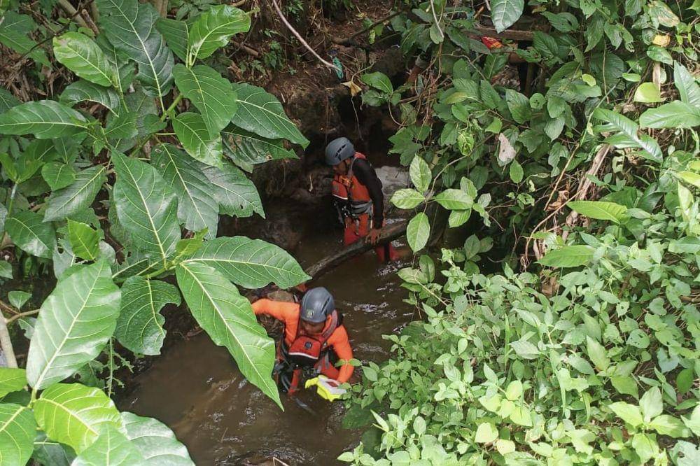 Tim SAR Basarnas Bali melakukan penyisiran sungai mencari nenek yang diduga hilang terseret arus sungai (Dok.IDN Times/istimewa)