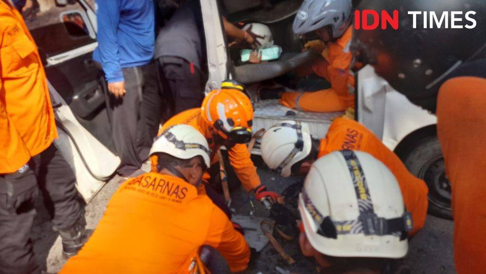Sopir minibus dievakuasi pakai alat ekstraksi. (IDN Times/Dok Humas Basarnas Semarang)