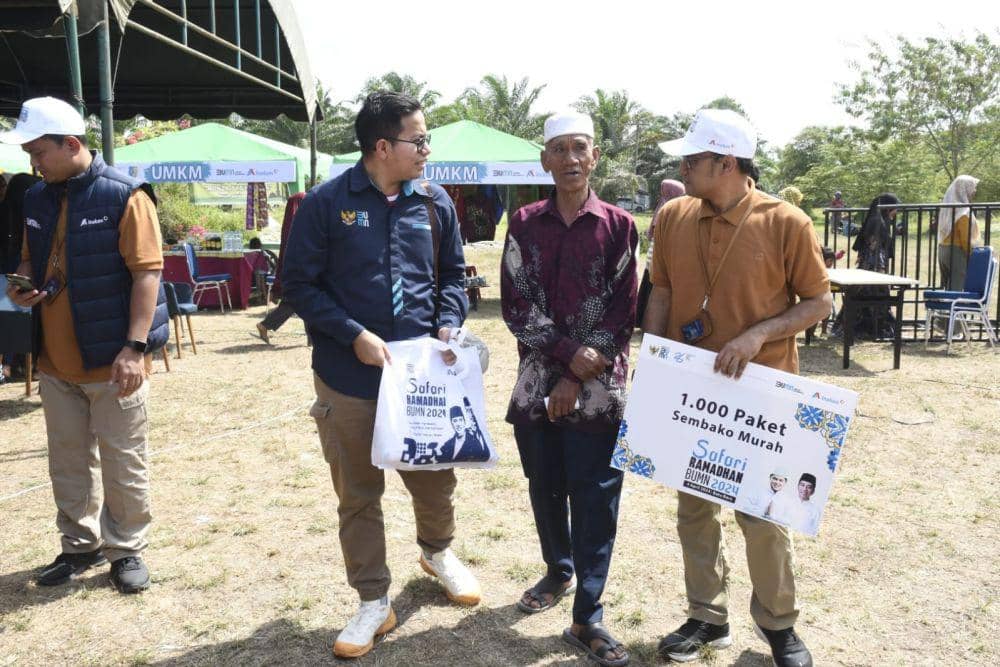Warga mengantre untuk beli paket sembako murah pada Safari Ramadan 2024 yang digelar Kementerian BUMN dan Inalum di Kualatanjung, Batubara, Kamis (4/4/2024) (dok.Inalum)