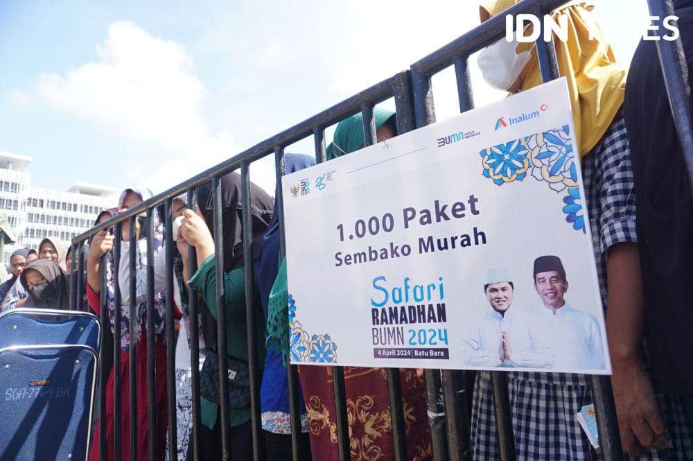 Warga mengantre untuk beli paket sembako murah pada Safari Ramadan 2024 yang digela Kementerian BUMN dan Inalum di Kualatanjung, Batubara, Kamis (4/4/2024) (IDN Times/Doni Hermawan)