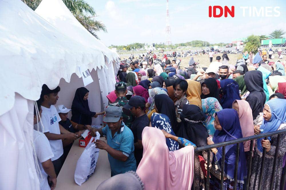 Warga mengantre untuk beli paket sembako murah pada Safari Ramadan 2024 yang digela Kementerian BUMN dan Inalum di Kualatanjung, Batubara, Kamis (4/4/2024) (IDN Times/Doni Hermawan)