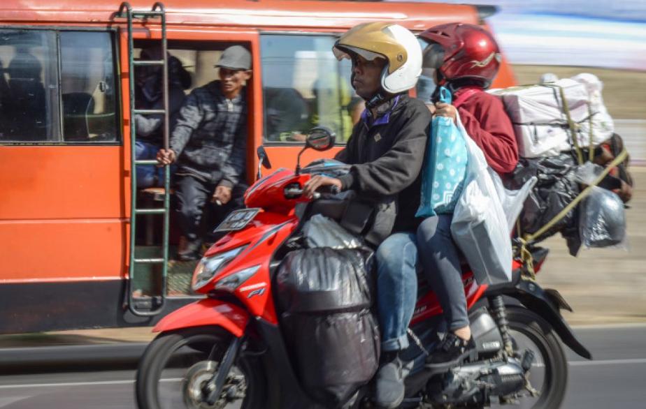 Polisi Lakukan Pengalihan Arus di Jalur Nagreg pada H-3 Lebaran