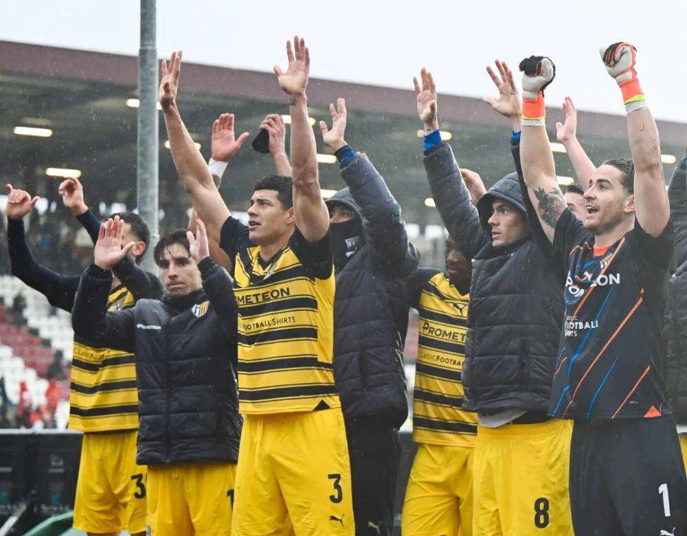 Pemain Parma saat menyapa pendukungnya. (instagram.com/parmacalcio1913)