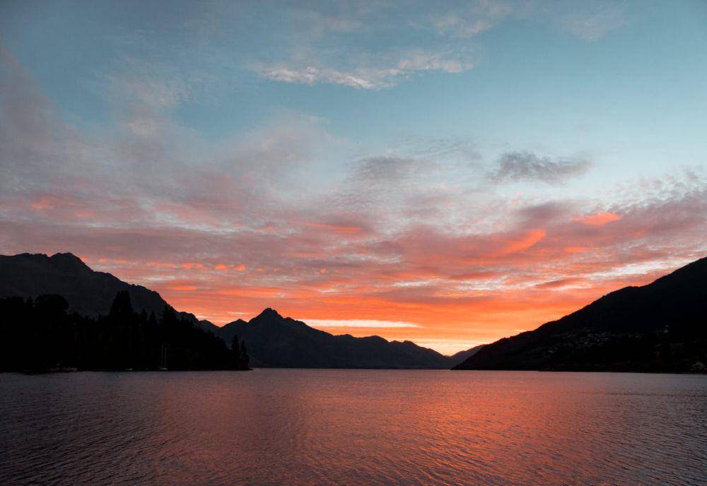 ilustrasi senja yang kemerahan (pexels.com/Tyler Lastovich)