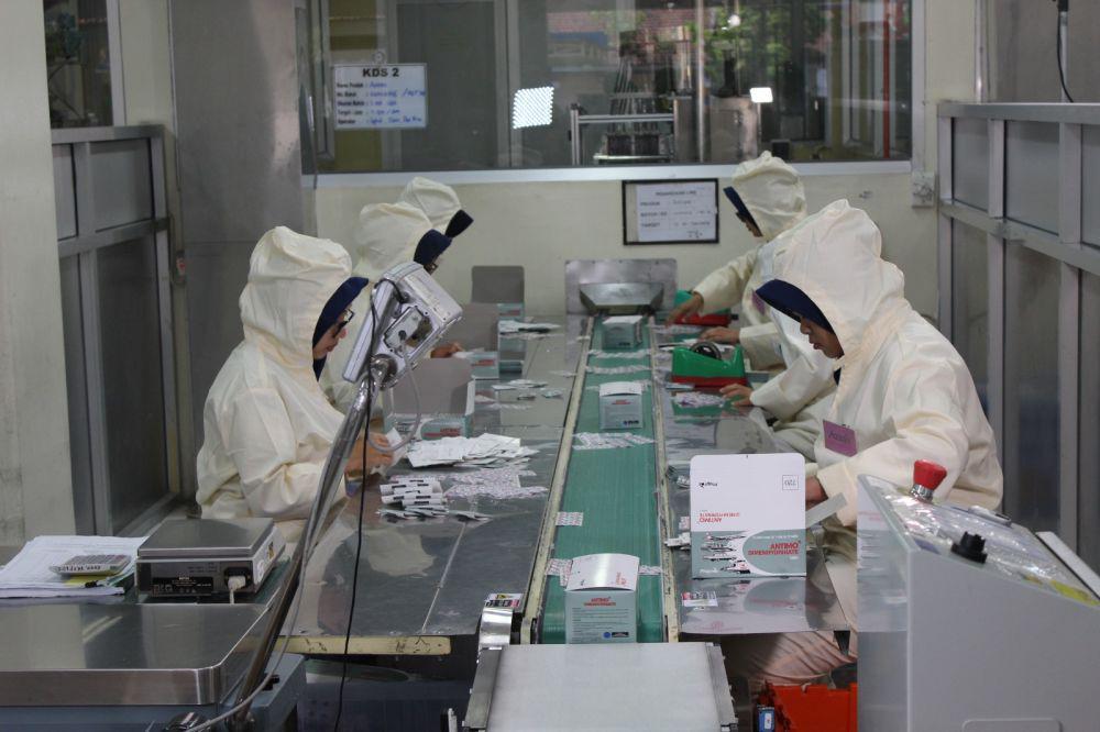 Proses produksi dan pengemasan obat Antimo. (dok. Phapros)