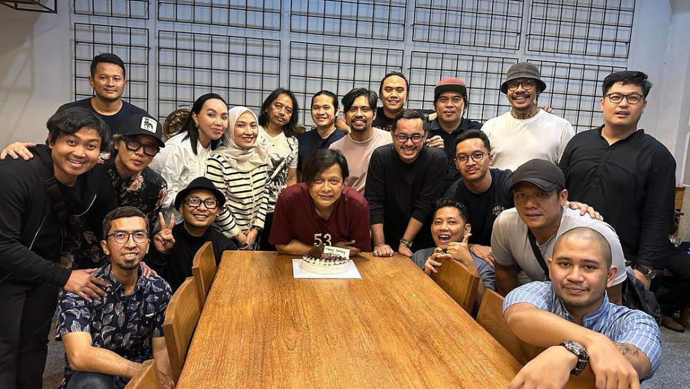 7 Potret Kejutan Ulang Tahun Ke-53 Armand Maulana, Masih Pakai Sarung!