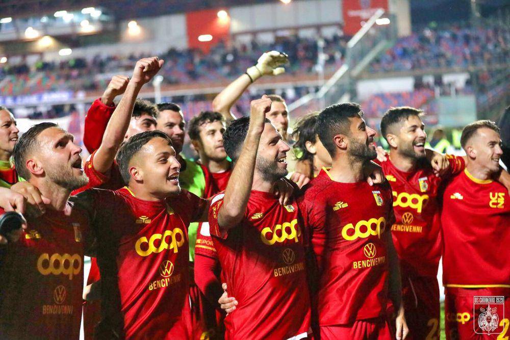 Pemain US Catanzaro saat menyapa pendukungnya. (instagram.com/uscatanzaro1929official)