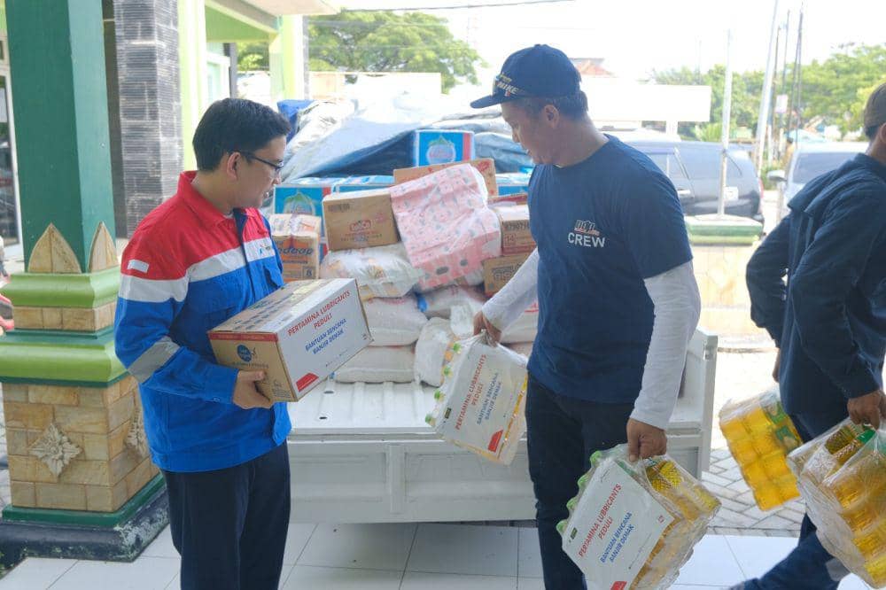 Pertamina Lubricants beri layanan ganti oli gratis dan salurkan sembako pada warga terdampak banjir di Kabupaten Demak. (dok. PTPL)