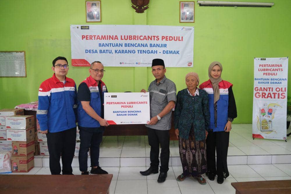 Pertamina Lubricants beri layanan ganti oli gratis dan salurkan sembako pada warga terdampak banjir di Kabupaten Demak. (dok. PTPL)