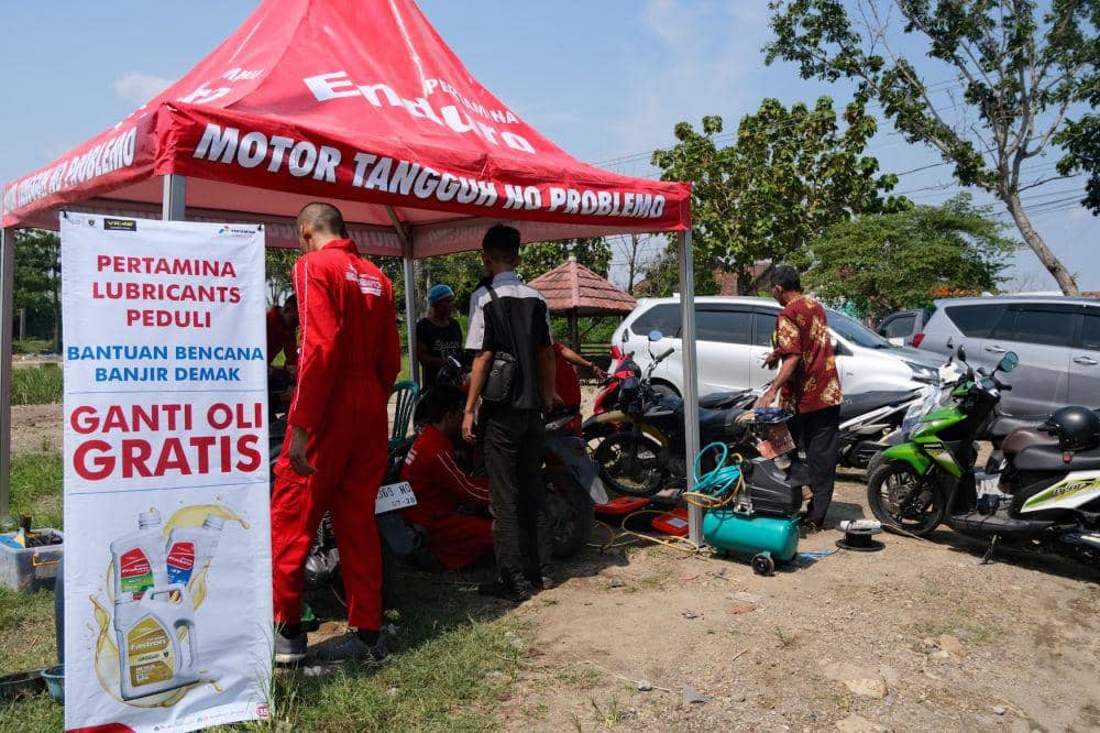 Pertamina Lubricants beri layanan ganti oli gratis pada warga terdampak banjir di Kabupaten Demak. (dok. PTPL)