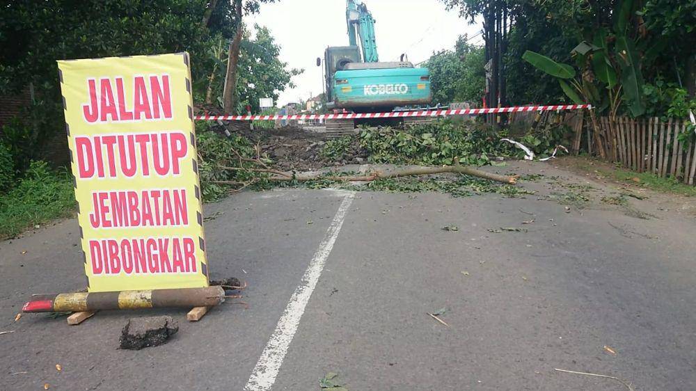 Perbaikan jembatan Bungur di Tulungagung dikebut pengerjaannya. IDN Times/ Bramanta Pamungkas