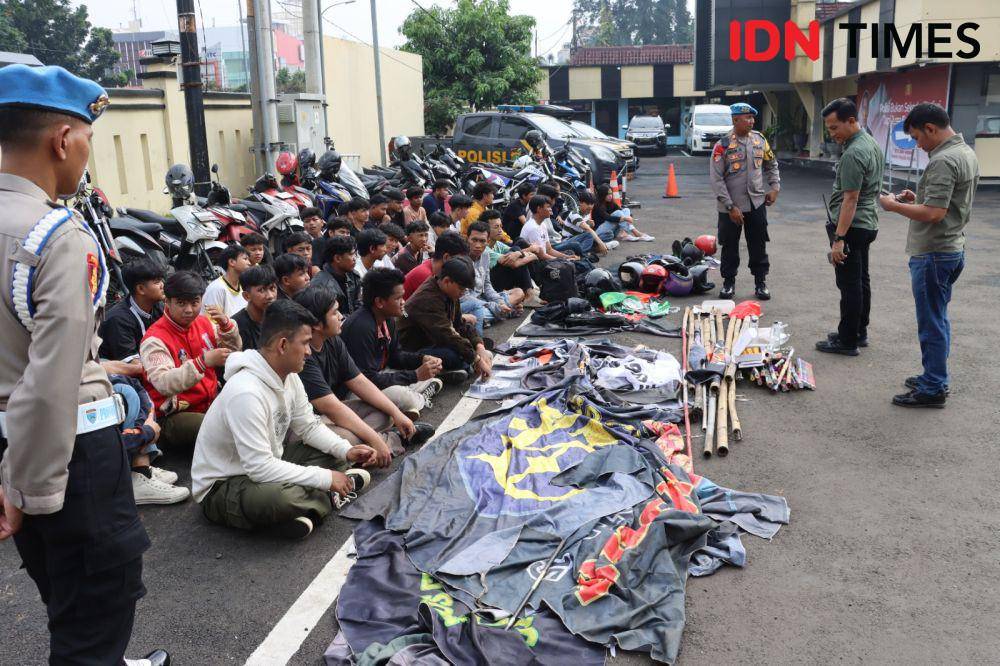 Polres Metro Depok mengamankan puluhan remaja yang terindikasi akan melakukan tawuran. (IDNTimes/Dicky)
