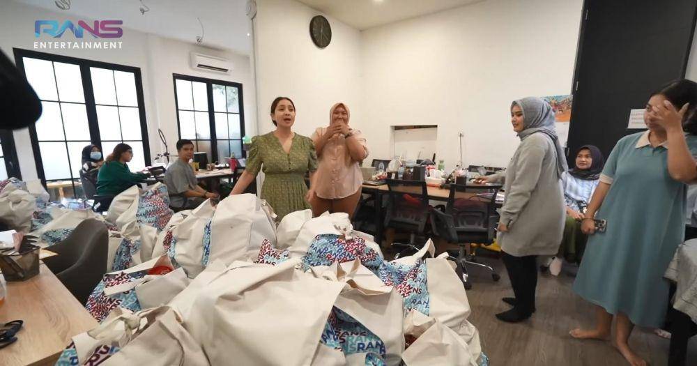 potret Nagita Slavina bagi-bagi hampers untuk karyawan (youtube.com/ransentertainment)