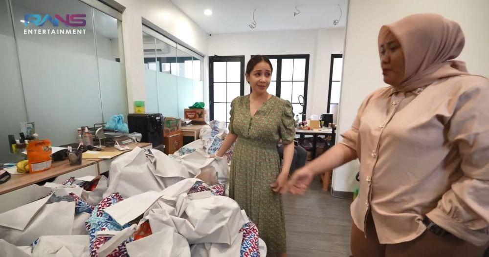 potret Nagita Slavina bagi-bagi hampers untuk karyawan (youtube.com/ransentertainment)