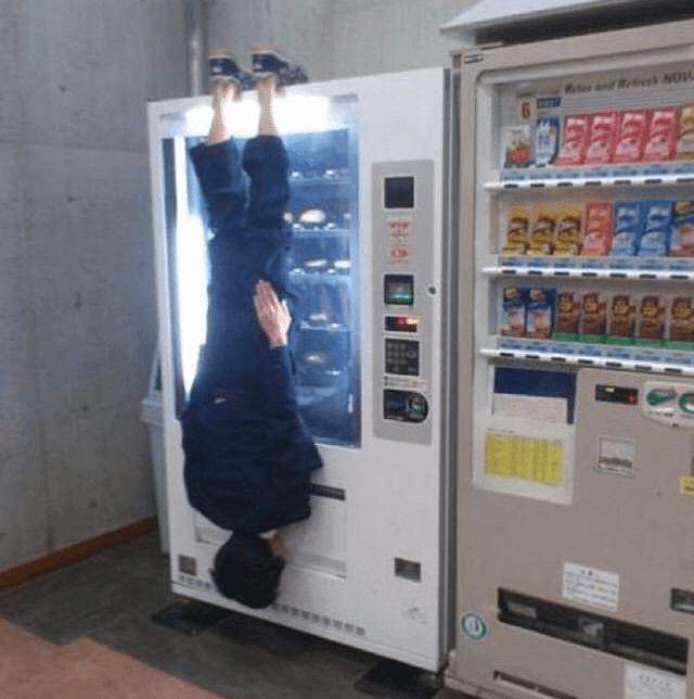 potret hal kocak terjadi di sekitar vending machine (reddit.com/user/McSkeety)