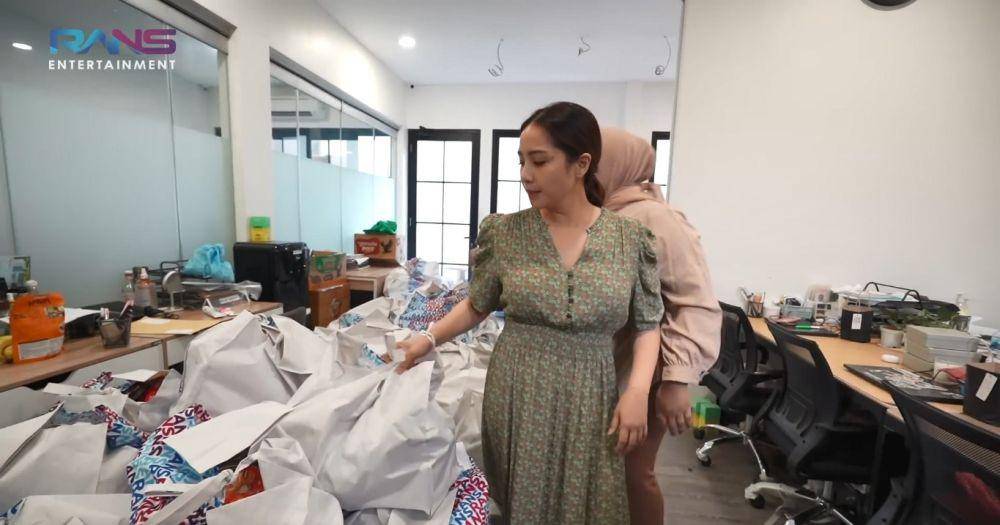 potret Nagita Slavina bagi-bagi hampers untuk karyawan (youtube.com/ransentertainment)