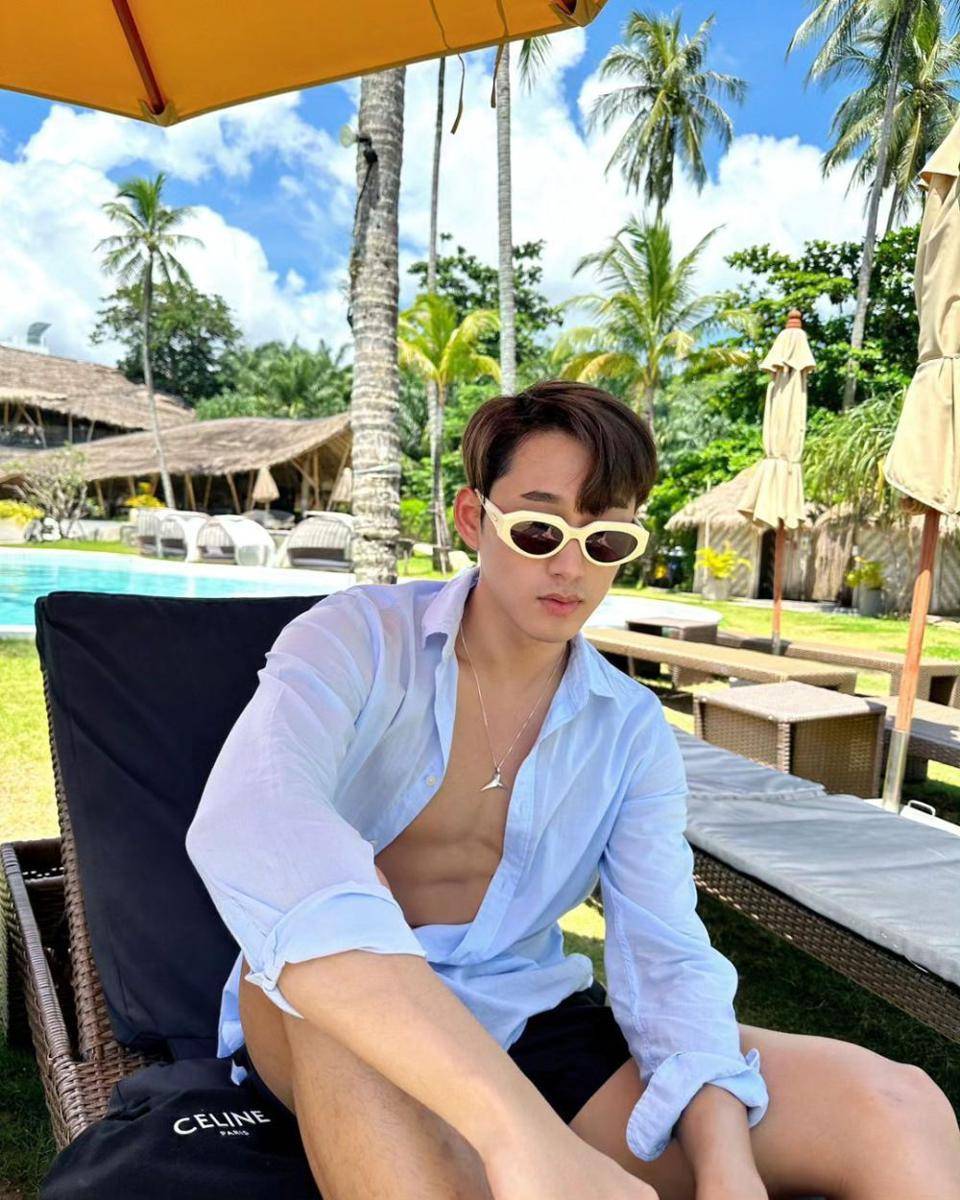 potret outfit pantai ala Supha Sangaworawong (instagram.com/est_rvp)