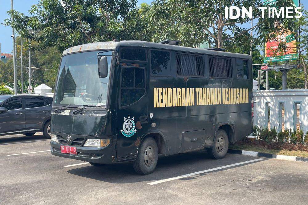 Mobil tahanan Kejaksaan Negeri Batammyqng membawa tahanan Berman Sianipar (IDN Times/Putra Gema Pamungkas)