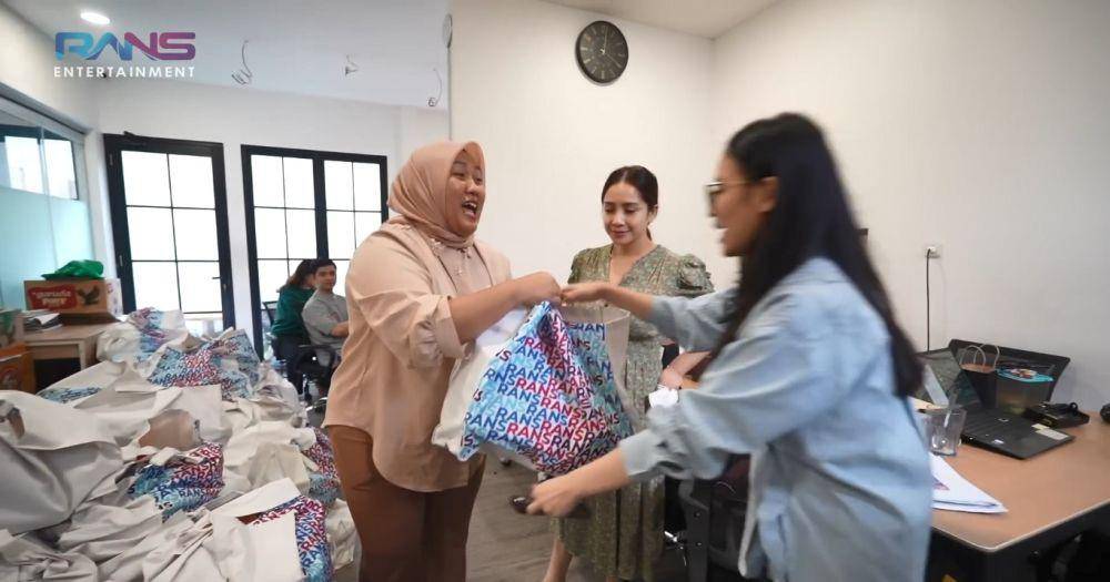 potret Nagita Slavina bagi-bagi hampers untuk karyawan (youtube.com/ransentertainment)